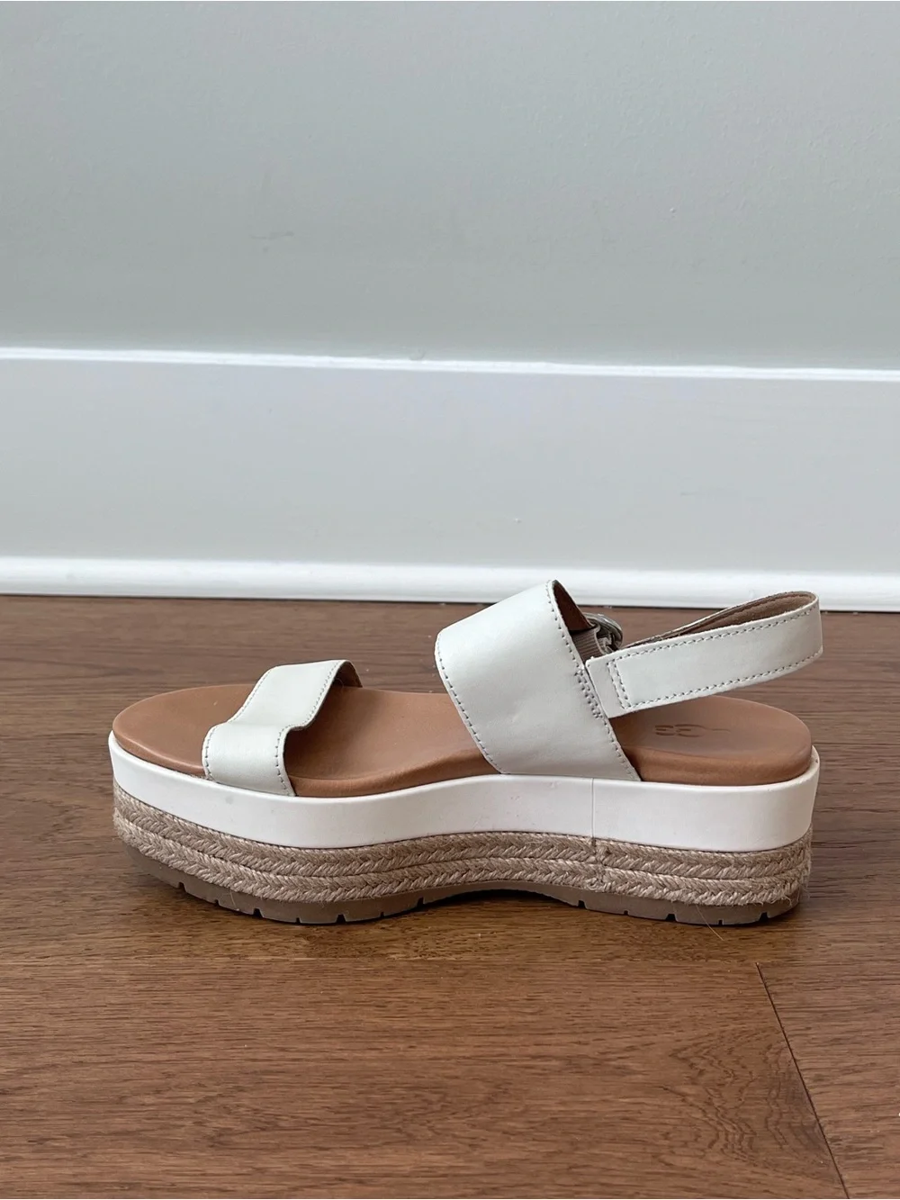 UGG April Chalk White Leather Platform Espadrilles Buckle Sandals Women Size 7